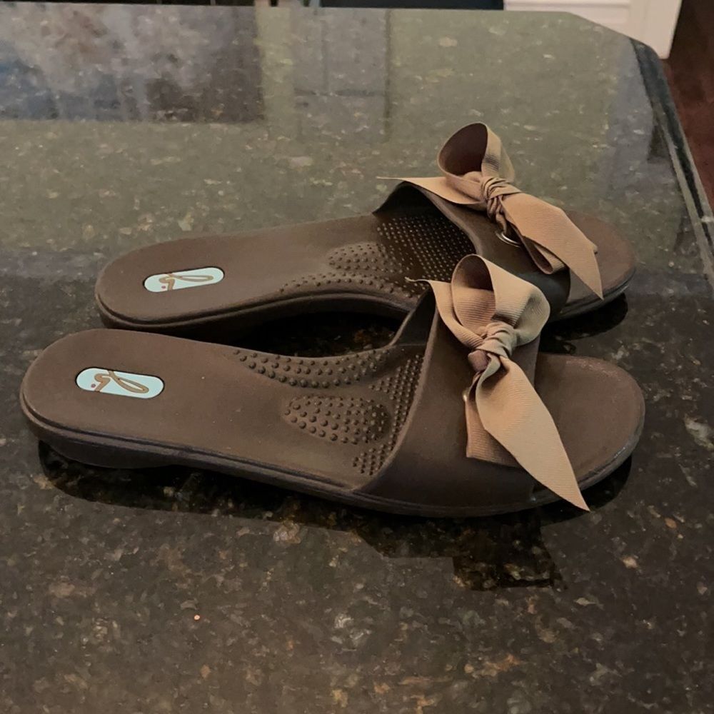 Oka b. Bow Chic *Classic* Neutral Slides Sz M/L Ln! - Picture 5 of 11